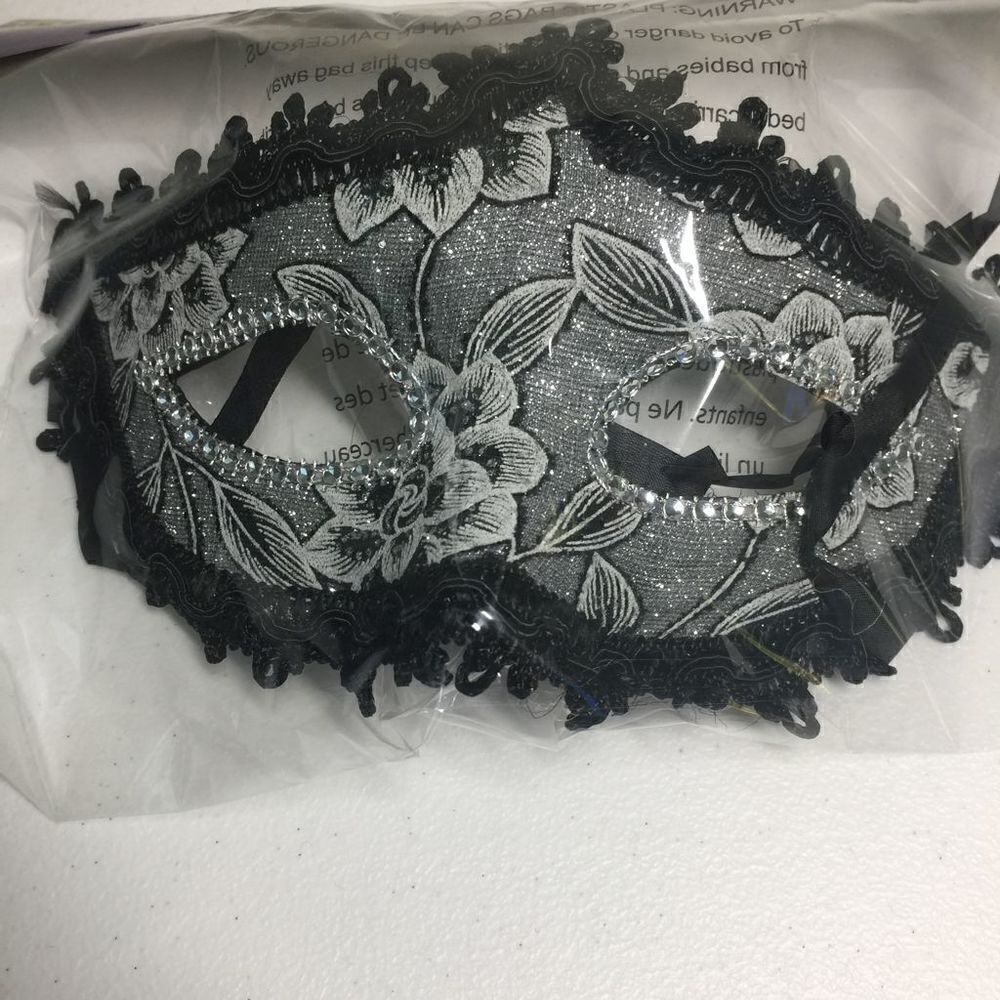 Silver and Black floral lace rhinestone Masquerade Halloween mask costume Mardig